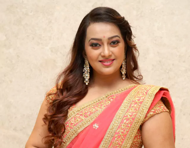 Ester Noronha Red Saree Photos